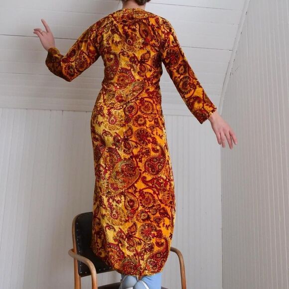 Stunning! 1970s rayon velvet paisley print midi dress - Picture 3 of 6